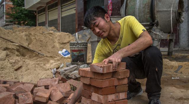 甚至有的年轻人宁愿去工地搬砖,去送外卖,去送快递,也不愿意进厂上班
