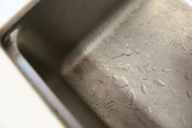 大材小用 用电动工具清理厨房是什么样的感觉 浴室 不锈钢水槽 水槽 瓷砖 厨房
