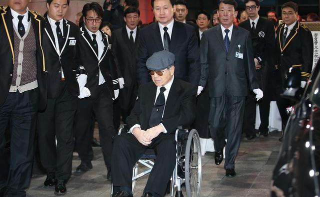 目前荣氏家族第五代也相继出现了一批俊杰,荣智健的儿子荣明杰和女儿