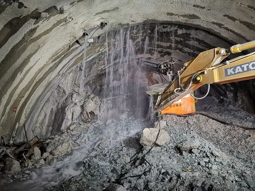 墨临高速地质最复杂的隧道贯通了掘进200米用了1年