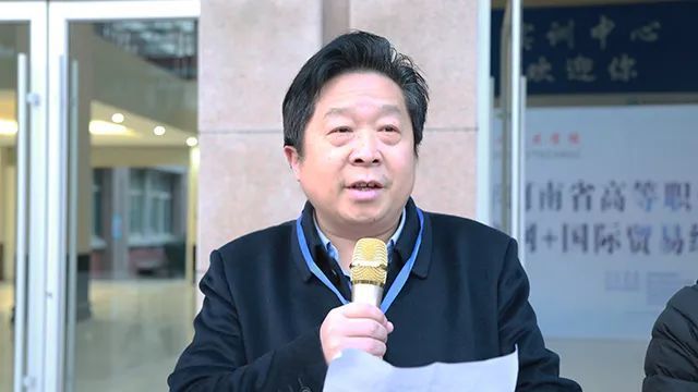 校党委委员,副校长刘全永致欢迎辞出席开幕式的专家,学校领导,企业