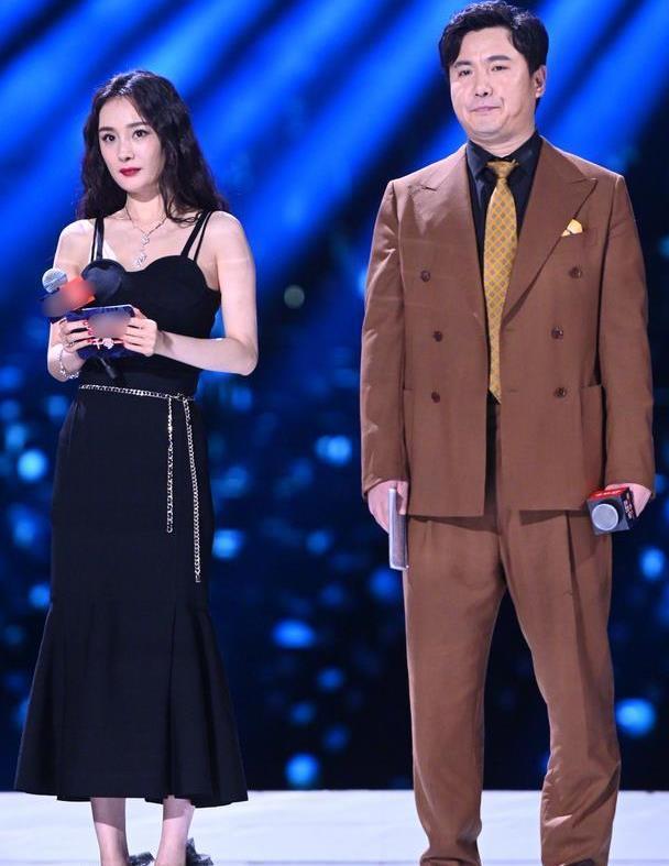 没扶到沈腾不慌杨幂依旧优雅端庄黑色吊带裙演绎啥叫风情万种