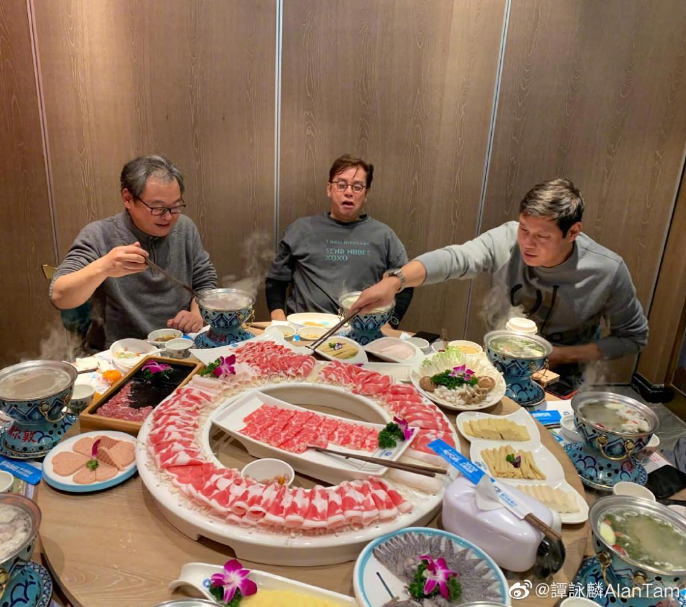 满桌都是肉范志毅谭咏麟聚餐互动球迷这是有钱人的火锅