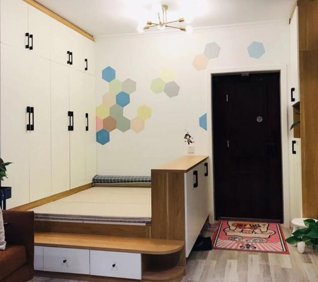 晒晒香港42平米的小家 住着一家三口 第一次见玄关放大床 电视柜 玄关 榻榻米床 香港 小户型 屋主