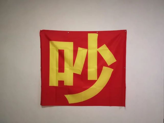 噪音污染彻夜难眠武汉一居民楼挂满吵字