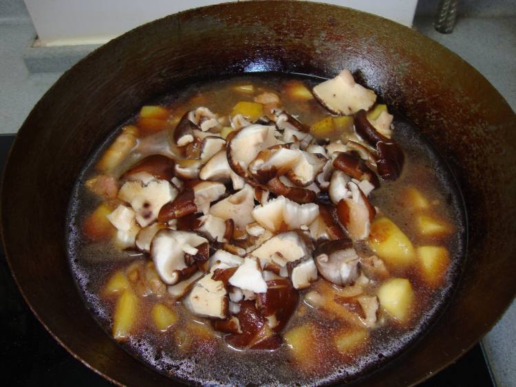 香菇土豆炖肉这样做全家人都爱吃