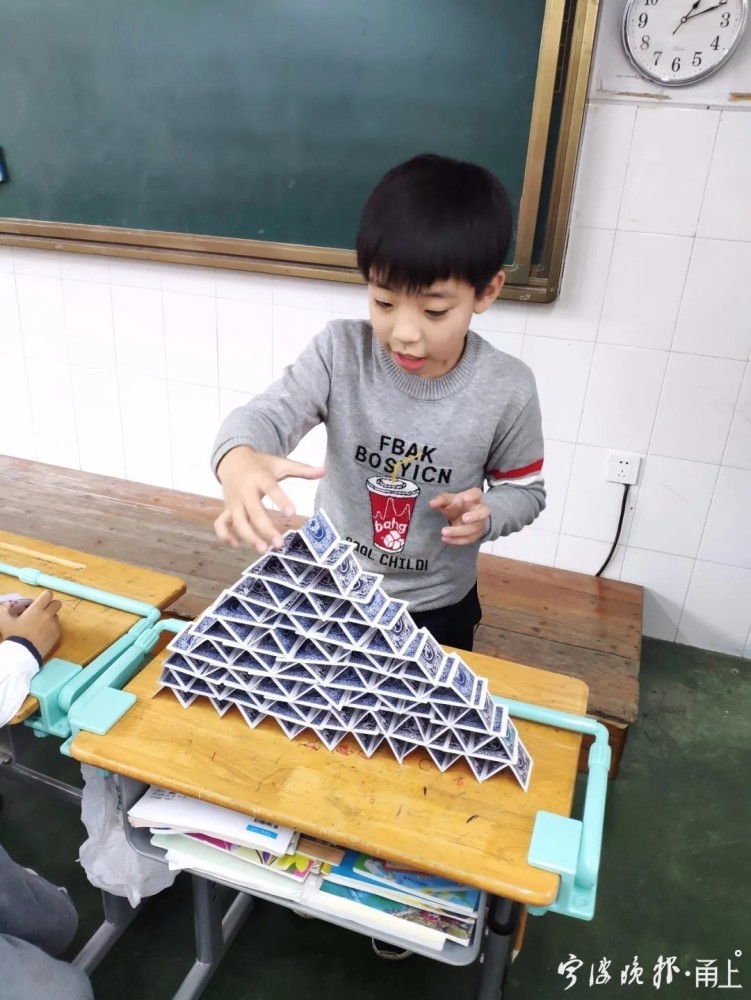 宁波这群孩子用胡萝卜丁和牙签搭了一座塔