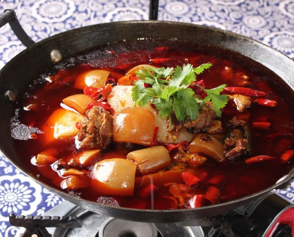 把带皮黄牛肉切成块,放入加有姜葱和料酒的沸水锅汆一水,捞出来沥水