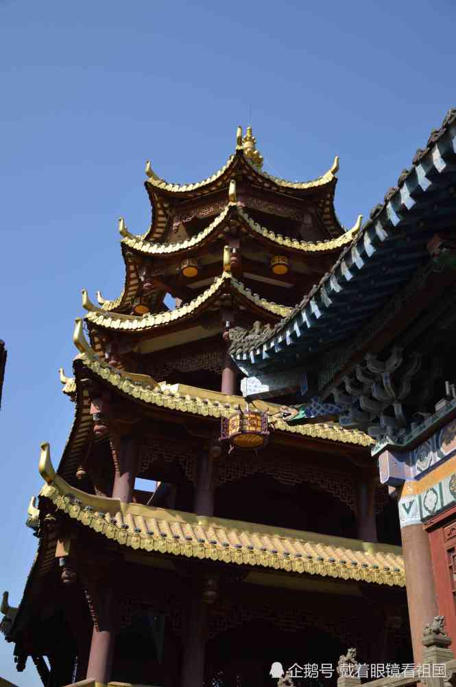 宝轮寺依山就势而建,跨过山门,我们先要爬一截陡峭的台阶.