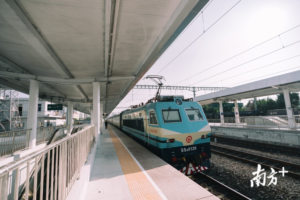 近日,记者在惠州火车站看到,少量工人仍在进行扫尾作业.