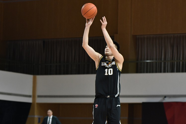 百步穿杨从明晨三分9中7射下21分6板