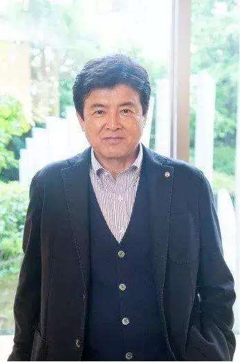 三浦友和老年发福也儒雅大衣叠穿马甲绅士时尚68岁仍很精神