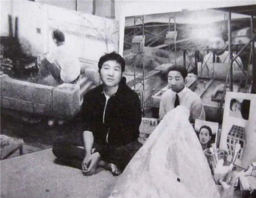 他留下0幅讽刺画后自尽 今一幅卖412万 网友 看久会让人不适 腾讯新闻