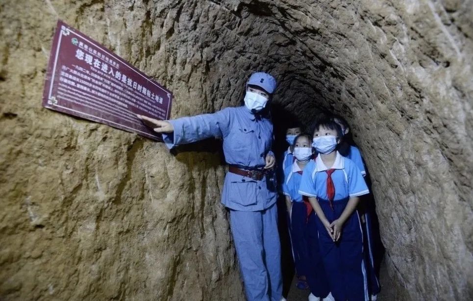 地道内常年温度在二十二度,冬暖夏凉 山底抗日地道遗址建有 中国首家