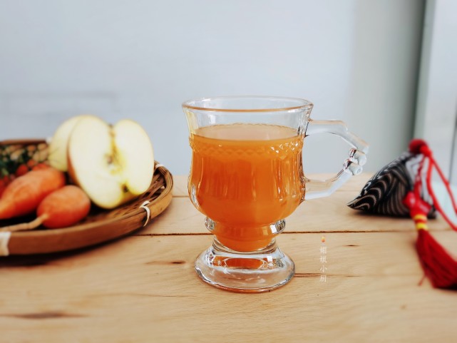 1个苹果和1根胡萝卜放一起风味真独特冬天喝上一杯太暖和了