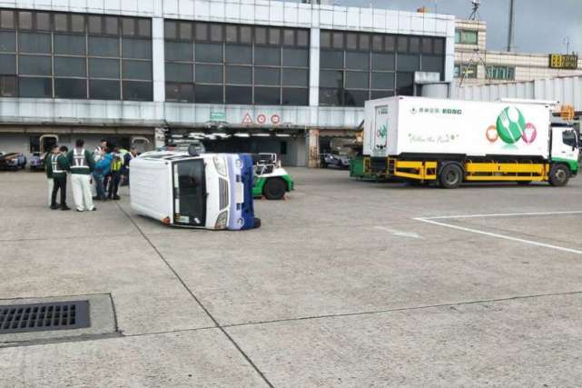 台湾最大机场发生车祸:长荣航空车辆撞翻中华航空车辆
