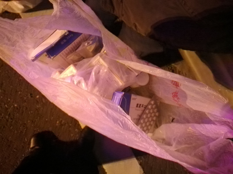 行人随身一袋药 误闯高速 高地 民警接力救助