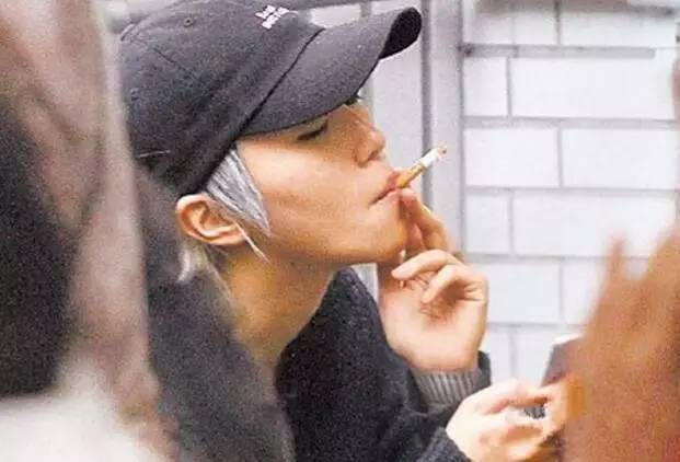 44岁马伊琍抽烟被拍,状态憔悴不堪,离开前夫后变化太大了_腾讯新闻