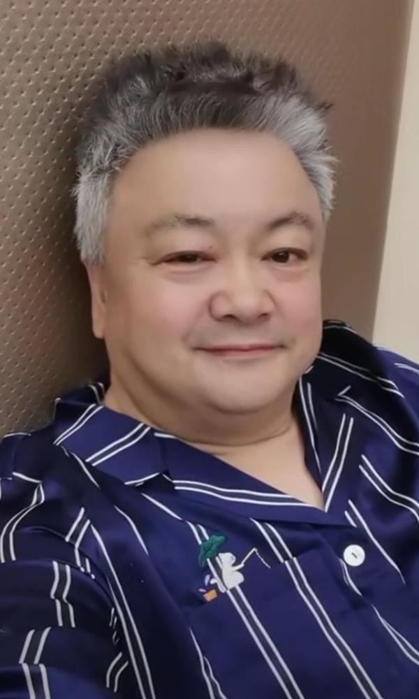 55岁洪剑涛近照帅气,白发染黑年轻20岁,网友:不愧是校草_腾讯新闻