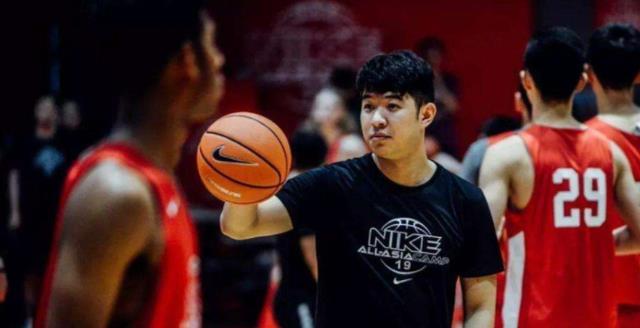 有猜是翻译的,有说是工作人员的,其实他就是马靖越.