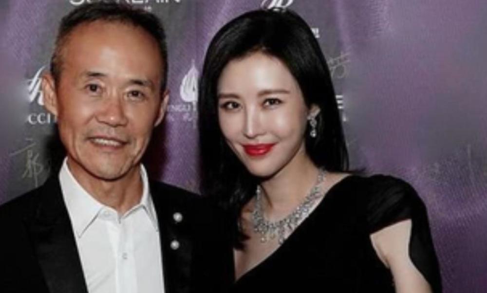 王石年至70喜当爹?田朴珺身材忽胖忽瘦,网友疑其秘密怀孕_腾讯新闻