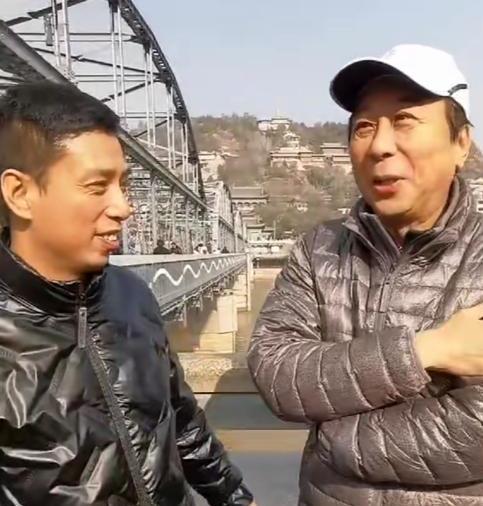 冯巩与贾旭明黄河边同框,风采不减当年,两人简短聊天引听众欢呼_腾讯