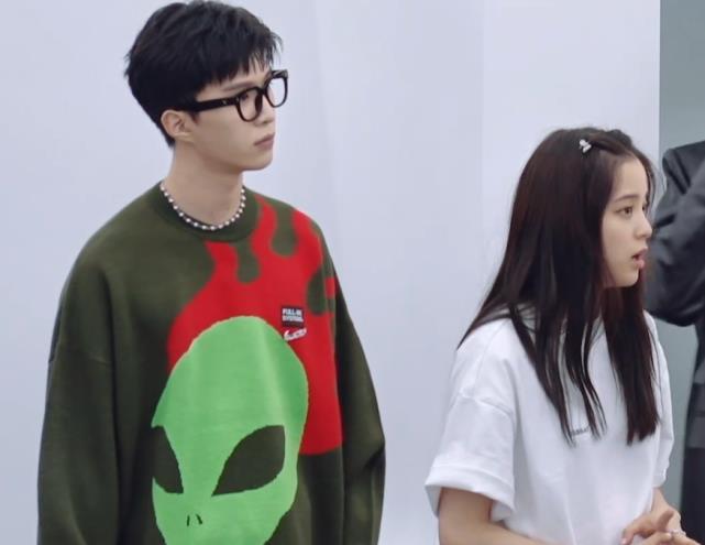 欧阳娜娜看着摄影师不眨眼范丞丞陈伟霆也好奇看过去同时瞪大眼睛