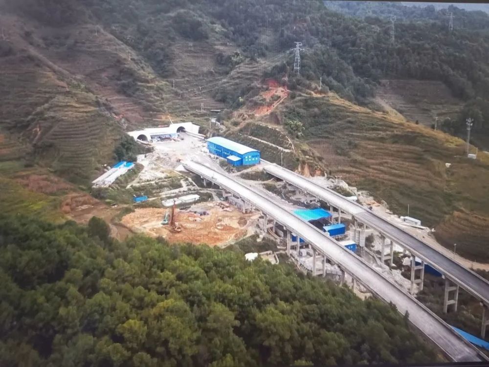 五老山隧道左右幅全长13325米,是全线最长的隧道及重点控制性工程.