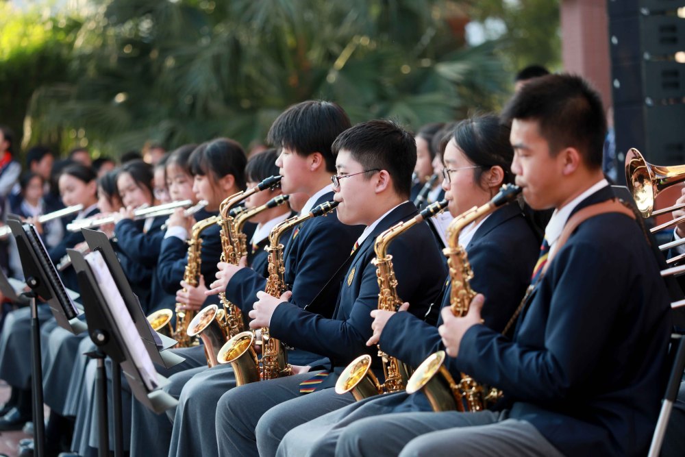 學校還邀請了珠海市四中西藏班的21名學生跳鍋莊舞為本次音樂會助興.