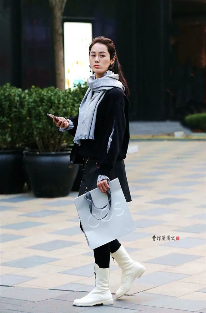 街拍选择白色短靴的美女整体搭配也很赞