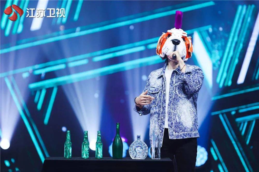 蒙面唱将猜猜猜猜评团又迎四揭面战绩神秘唱将身兼多重身份