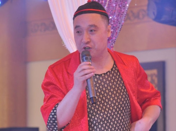 赵本山的徒弟张小飞在与其妻子贺美龄,一同登台演出"二人转"时,本来