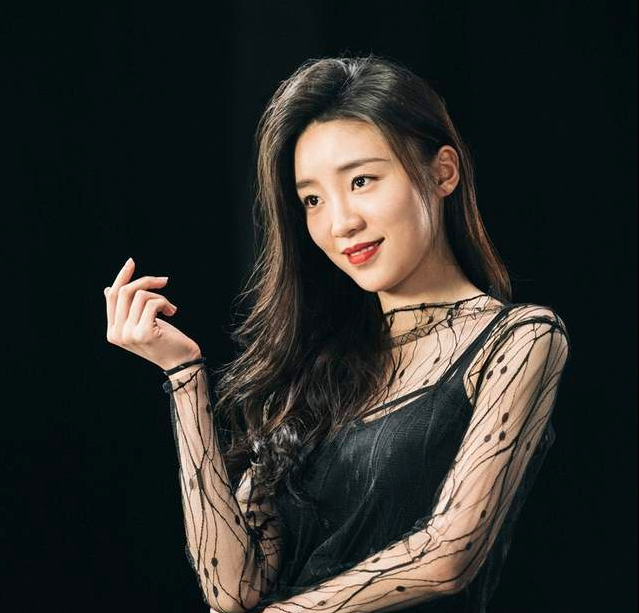 张月这一宝藏女孩,在尔冬升的高光镜头里,终于甩掉林有有的帽子