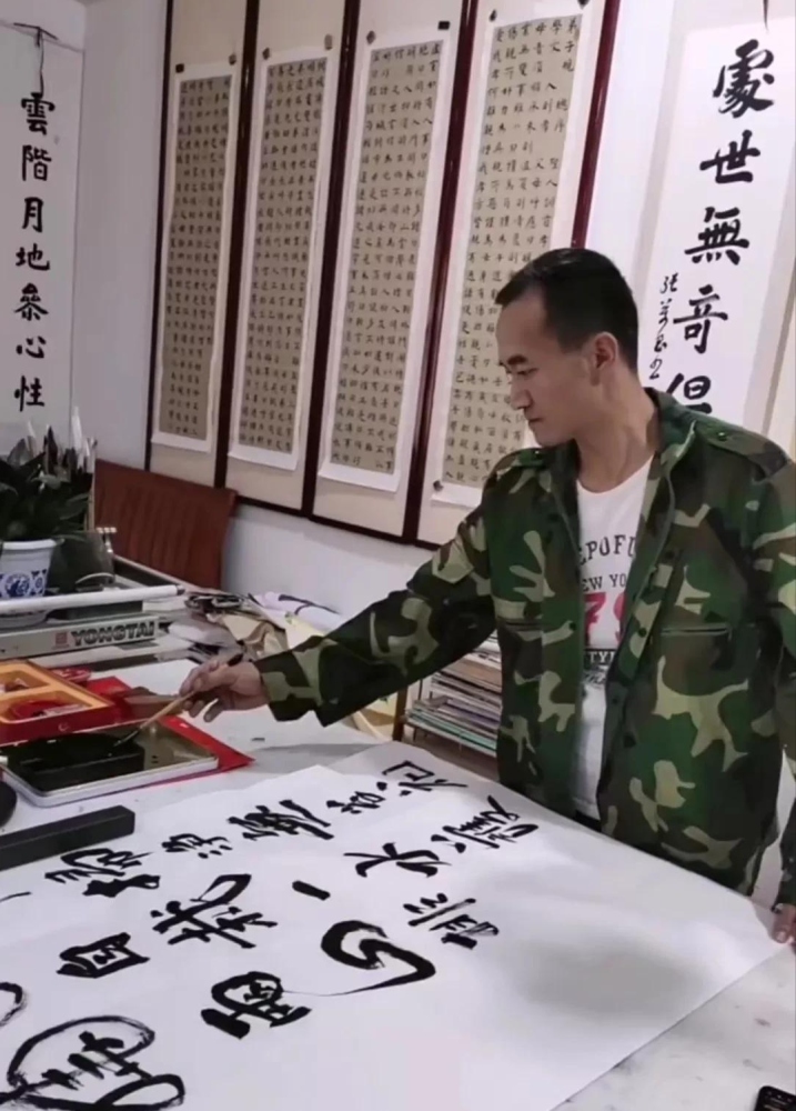 "农民书法家"张万昌的书法不错,楷书方劲,行书洒脱,笔笔精彩