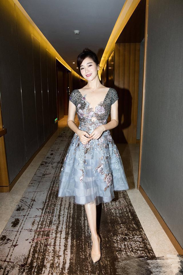 左小青原来还是美背女王风韵不减的43岁一袭紫裙美翻了