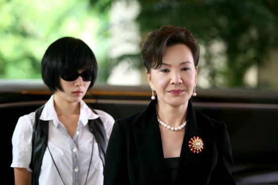 71岁夏台凤近况曝光与丈夫同框跳舞秀恩爱打扮时尚有活力