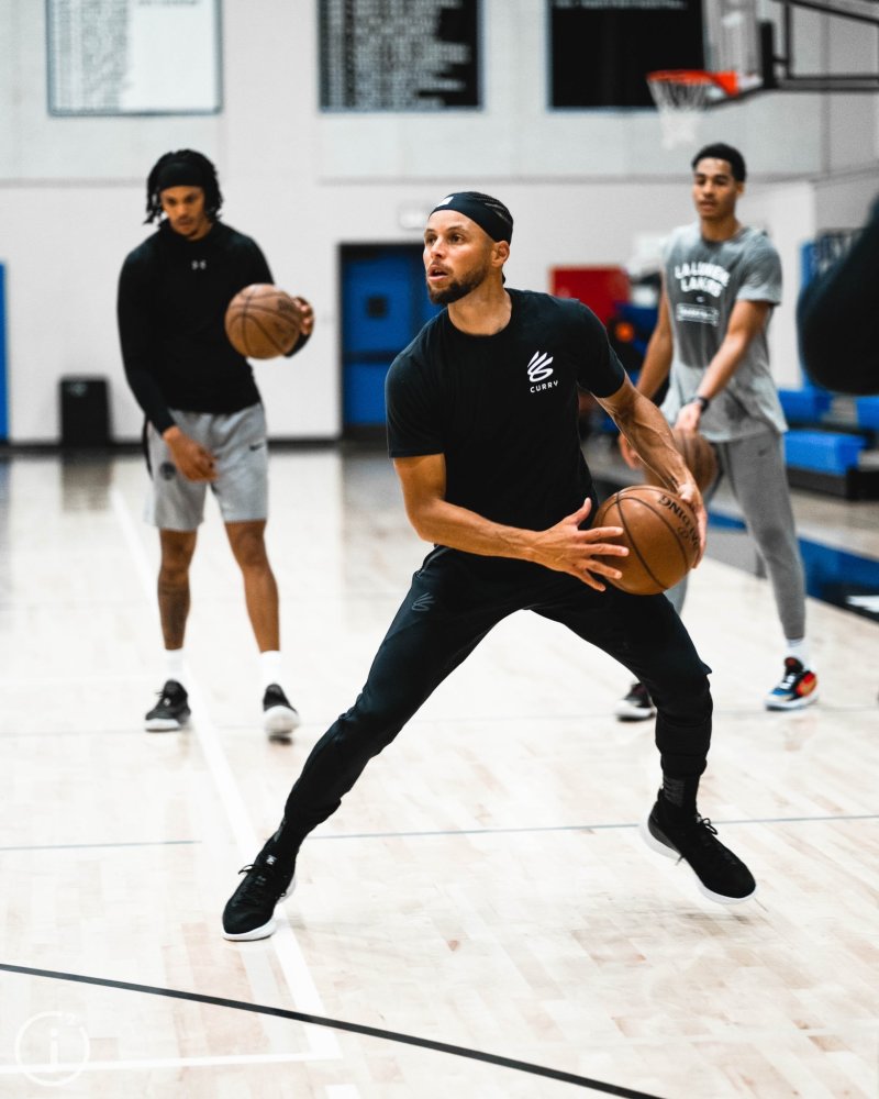 追梦格林与榜眼怀斯曼缺席球队首场训练疑似感染新冠疫情科尔拒绝透露