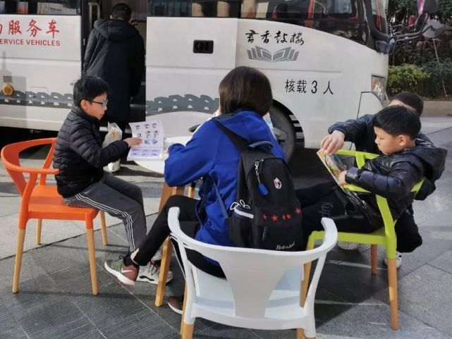 鼓楼区图书馆流动图书车来啦百余册图书杂志任你挑选