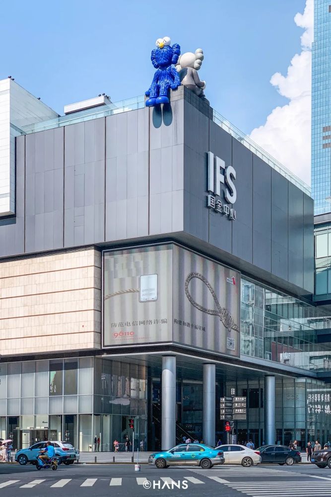 ifs顶楼天台巨大的kaws雕像,茶颜悦色跟着节气换的杯袋,超级文和友如