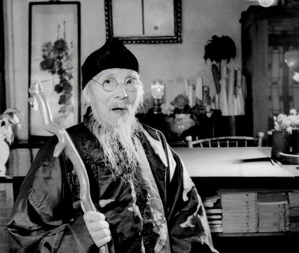 中国当代画坛巨匠,将猛虎绘成病猫卖千万遭质疑,专家:放大再看