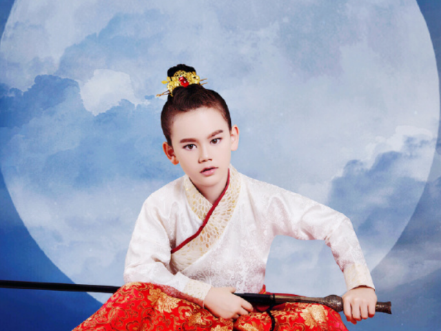 别再说周嘉诚长得好看了,求你看看周泽西的照片,才知啥是混血王子!