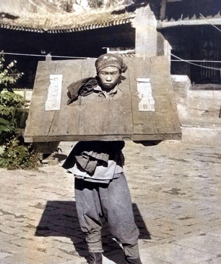 这是一张清朝时期的犯人老照片,拍摄的比较清晰能看到很多的细节,不得