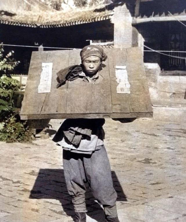 清朝人彩色老照片,犯人很瘦戴著大枷鎖,農村集市驚現顏值宮女