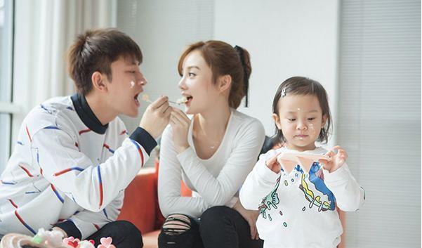 贾乃亮出了名的宠妻爱女,自始至终微博上的表态都是在维护家庭,维护甜