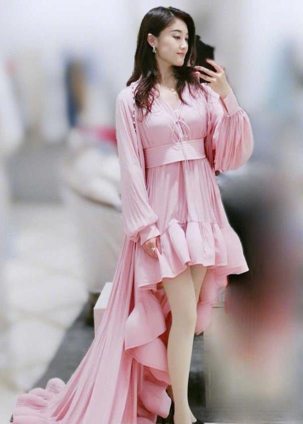 玖月奇迹王小玮单身后更美,穿粉色拖尾连衣裙亮相,气质挡不住
