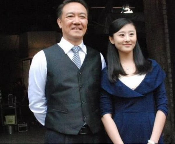 可很少有人知道李幼斌还有一个亲姐姐,她就是国家一级演员李野萍.