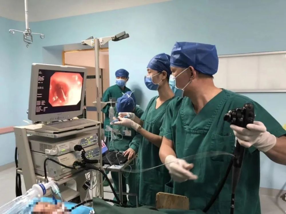 南宁七旬老人误吞鱼刺食管壁被穿透距离颈内动脉仅几毫米医生巧手取出