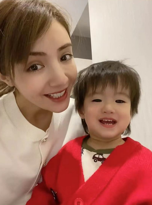 麦迪娜罕晒儿子丹尼尔变复读机学妈妈说话大眼睛自带眼线太帅气