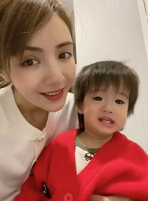 麦迪娜罕晒儿子丹尼尔变复读机学妈妈说话大眼睛自带眼线太帅气