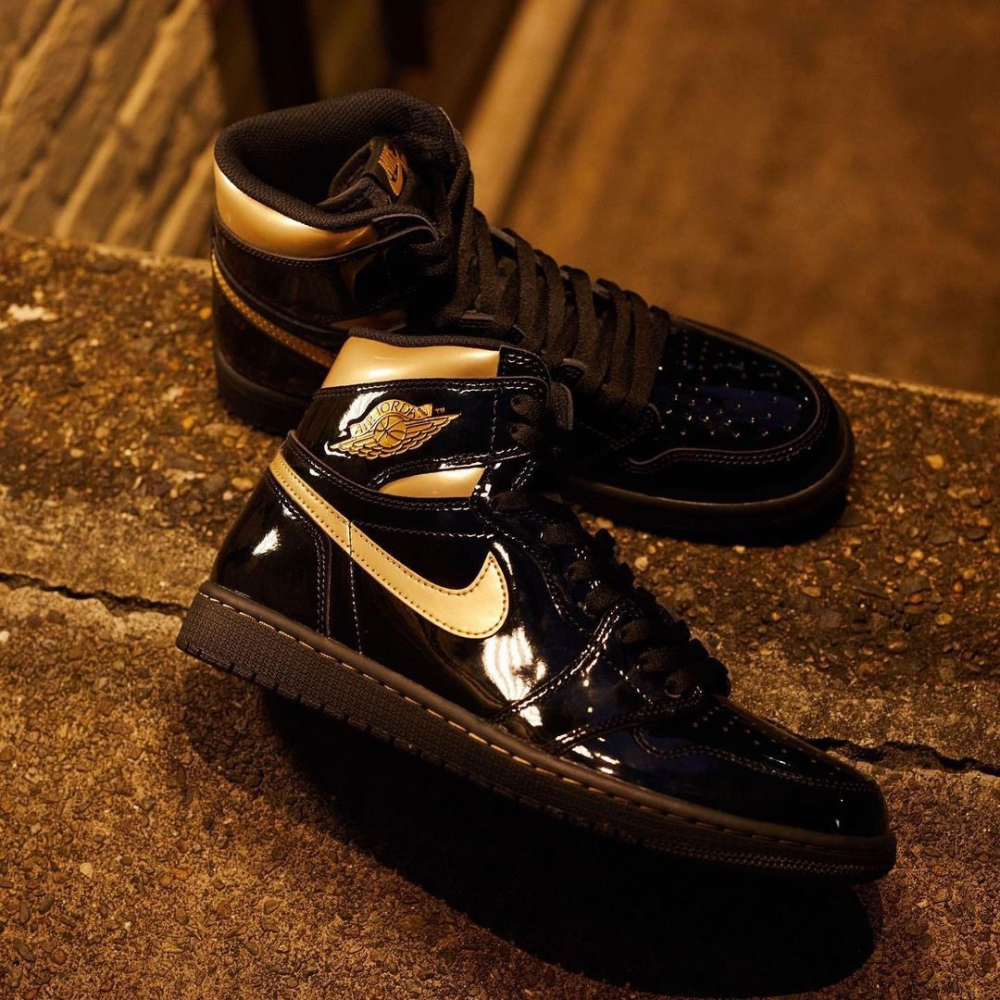 其外观与品牌首款漆皮aj1,2003/2013复刻的air jordan1mid 黑色/金色